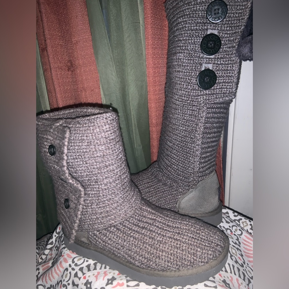 Womens sz 8 Grey UGG Sweater Boots. Can be worn up or folded down,cute & comfy.